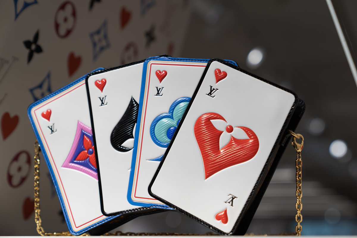 Giải trí kiểu thượng lưu Bộ bài poker trị giá 24000 USD của Louis Vuitton