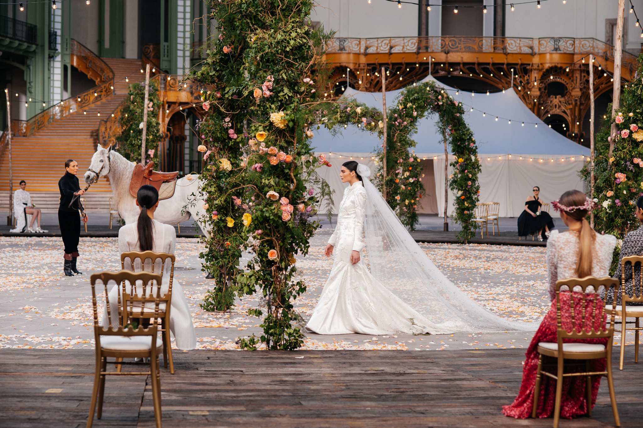 Trầm trồ trước 3 chiếc váy cưới Dior đẹp lộng lẫy của hot fashionista