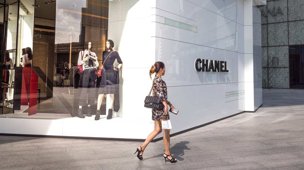 Năm 2021 Chanel vẫn nói không với bán hàng thời trang trực tuyến Điều này  ảnh hưởng ra sao với một thương hiệu xa xỉ  StyleRepublikcom  Thời  Trang sáng tạo