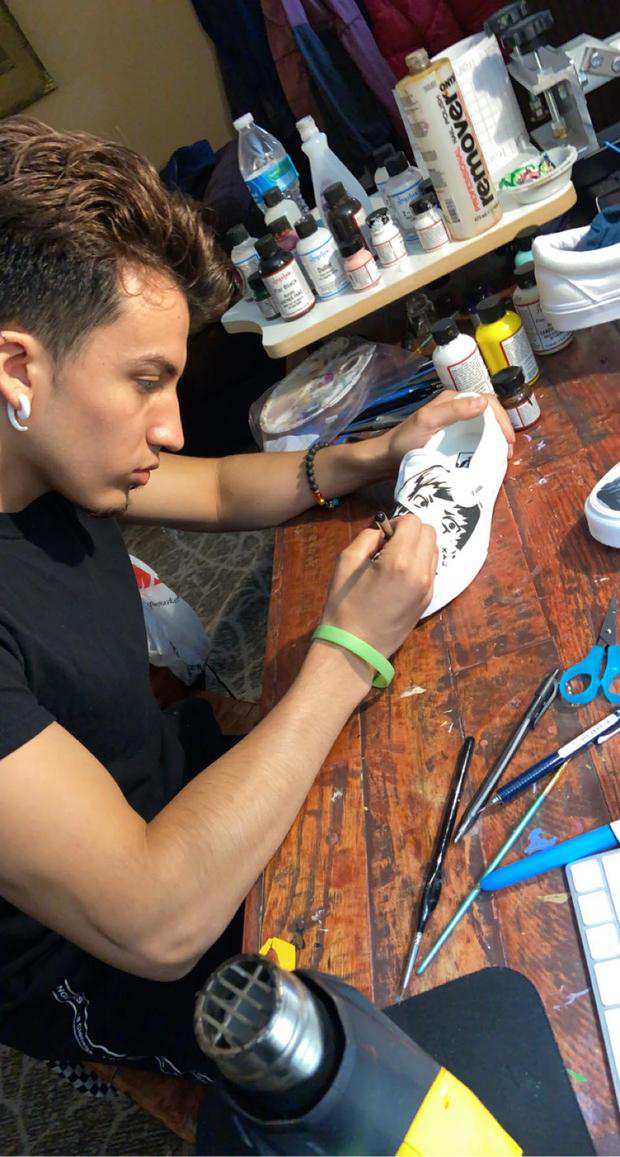 Những nghệ nhân custom giày kiếm tiền bằng cách bán những đôi giày họ tự custom hoặc làm riêng theo đơn đặt hàng. Đối với Nike, đó là một vấn đề.