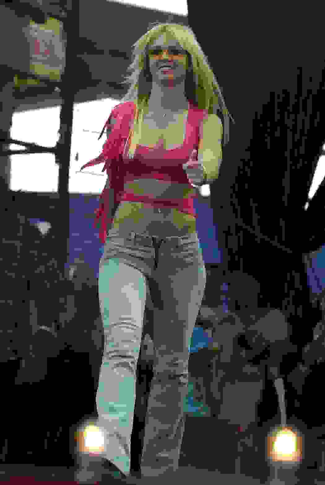 Britney Spears đã đưa chiếc quần dài cạp trễ để lộ tất cả phần bụng và hông thành thiết kế mang tính biểu tượng khi cô biểu diễn "I'm a Slave 4 U" tại MTV Video Music Awards