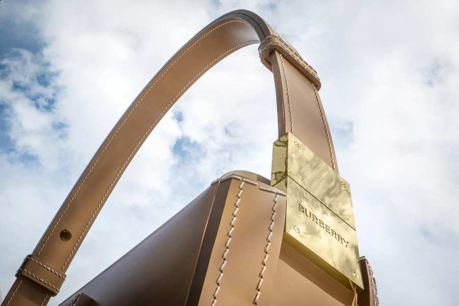 Chiếc túi Olympia khổng lồ của Burberry dừng chân tại Singapore