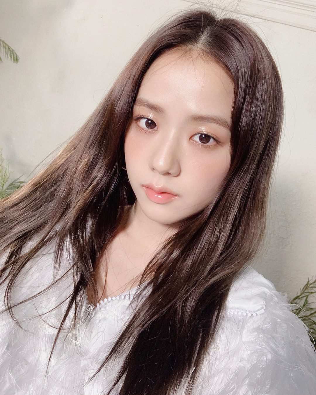 Jisoo Blackpink khoe vẻ đẹp trong trẻo trên tạp chí