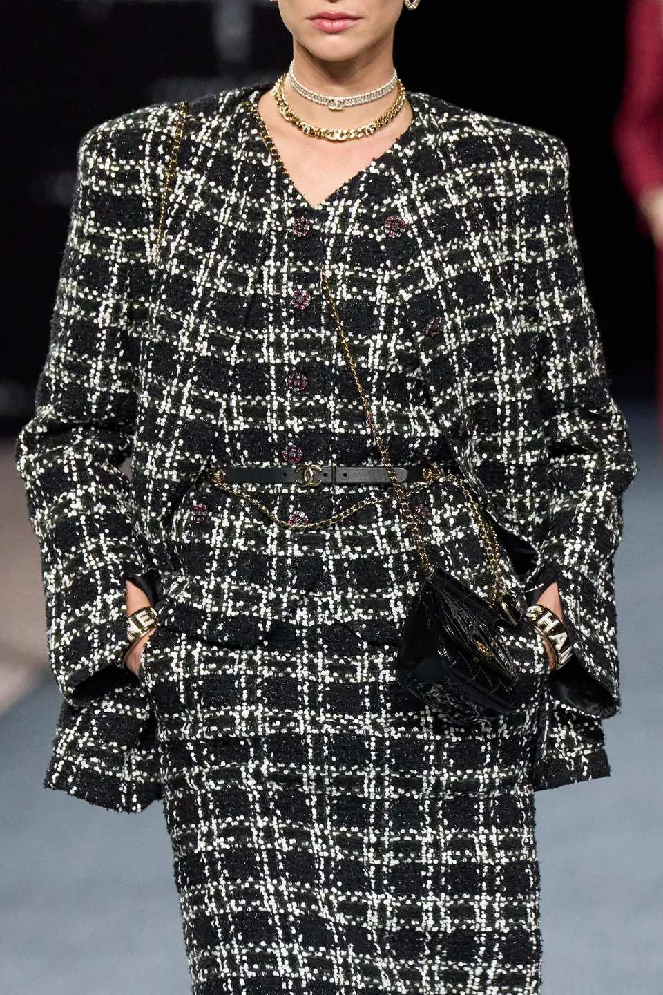 Áo khoác vải tweed của Chanel có gì đặc biệt