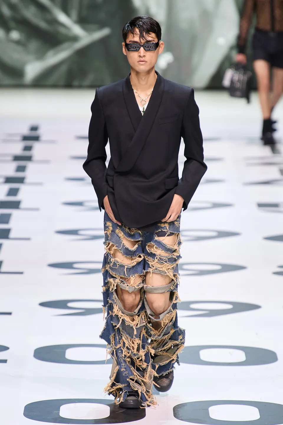 Dolce & Gabbana Men Spring 2023: Hoài niệm về thập niên 90 và những năm 2000   | Thời Trang, sáng tạo và kinh doanh