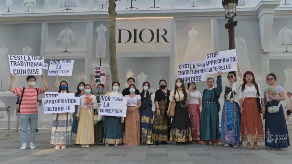 Hãng thời trang Dior gây ra phản ứng dữ dội tại truyền thông Trung Quốc về  hành vi chiếm đoạt ý tưởng trên một chiếc váy