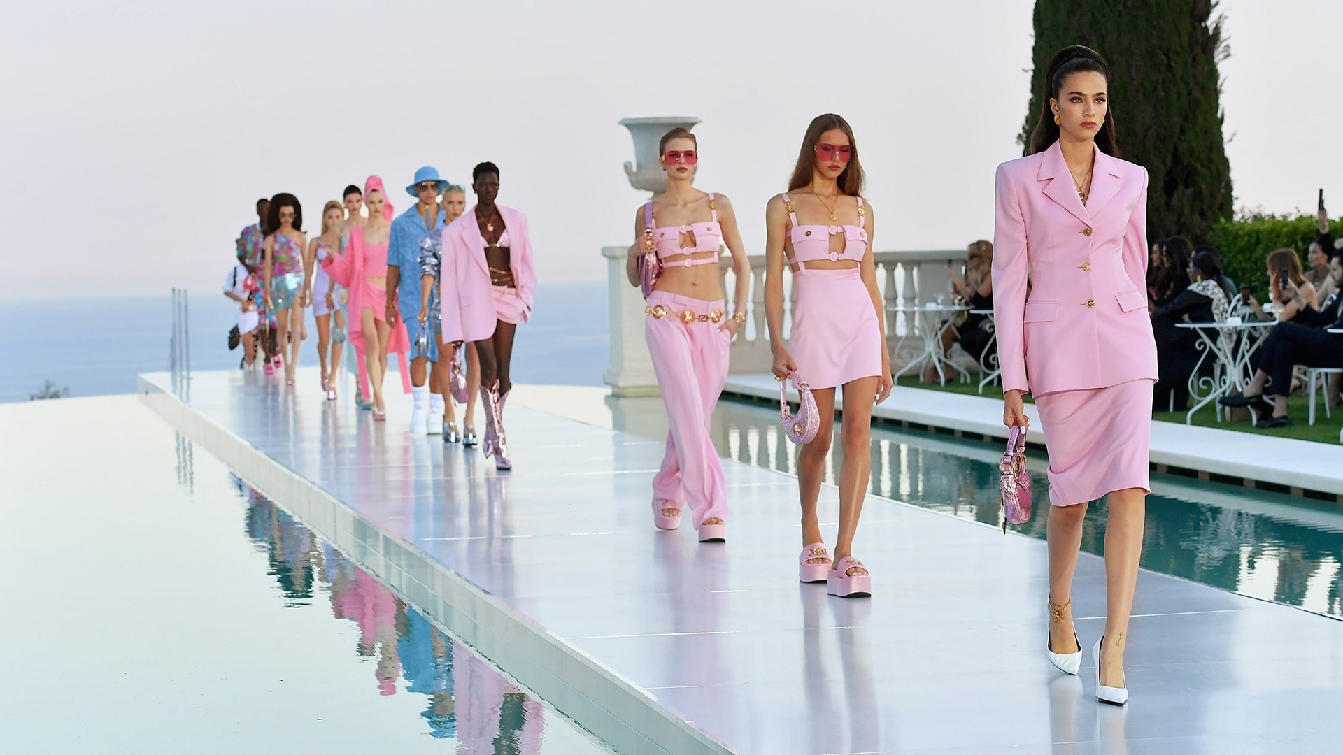 Versace Cruise 2024 – “La Vacanza”: Khi nàng thơ của Donatella Versace ...